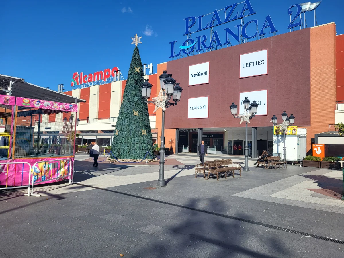 Referencia: centro comercial en uso, fachada de día con usuarios